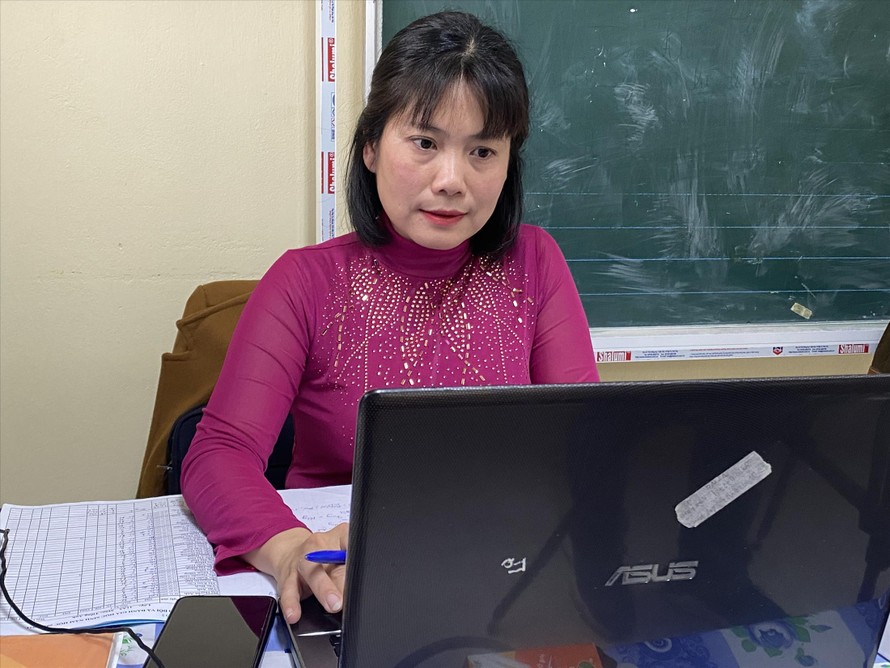 Cô Ngô Thị Như Quỳnh tại một buổi dạy tiếng Anh trực tuyến. ảnh: Nguyễn Hà 