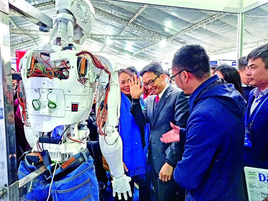 Phó Thủ tướng Vũ Đức Đam tương tác cùng robot Trí Nhân ảnh: NVCC