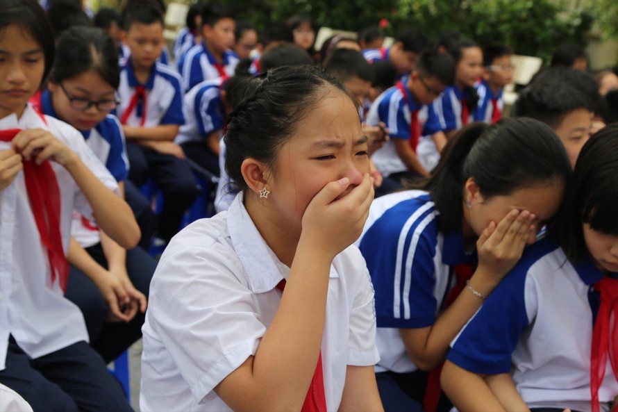Học sinh Trường THCS Dịch Vọng - Cầu Giấy (Hà Nội) khóc cảm động khi được giáo dục chuyên đề về lòng biết ơn 