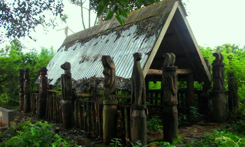 Khu nhà mồ ở làng văn hóa Pleiop, Pleiku, Gia Lai 