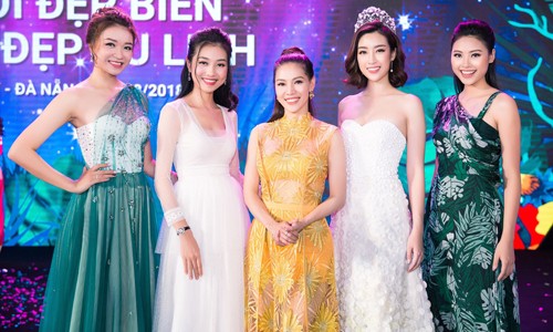 Phó BTC HHVN chụp cùng Hoa hậu Đỗ Mỹ Linh và các người đẹp trong Top 10 HHVN 2016