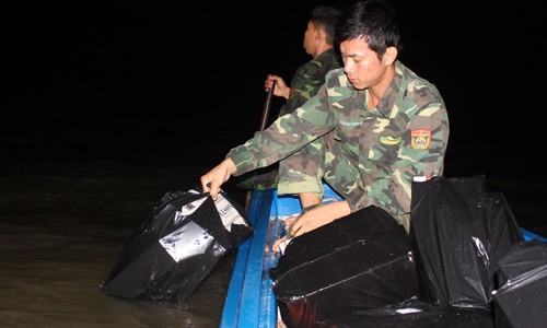 Lực lượng biên phòng An Giang vớt thuốc do buôn lậu vứt xuống đồng 