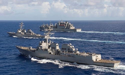 Hai tàu khu trục Spruance và Decatur cùng tàu tiếp dầu Carl Brashear của hải quân Mỹ trong hoạt động ở Thái Bình Dương ảnh: defensenews.com
