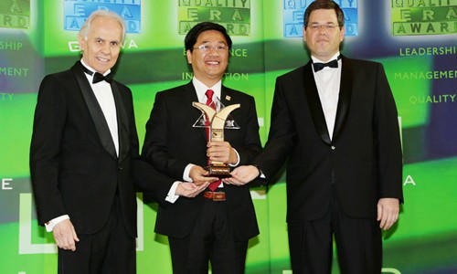 Ông Hồ Xuân Hiếu (giữa) nhận giải thưởng “Chất lượng quốc tế- hạng vàng” cho sản phẩm hồ tiêu Cùa