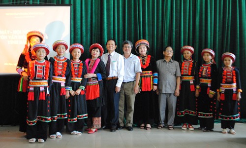 TS Bàn Tuấn Năng (thứ sáu từ trái sang) trong lễ ra mắt Câu lạc bộ bảo tồn văn hóa người Dao tỉnh Bắc Kạn Ảnh: Lan Hương 