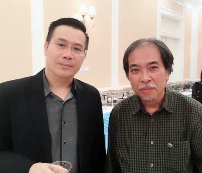 Nhà thơ Nguyễn Quang Thiều (phải) chúc mừng tác giả “Giấc mơ sông Thương”