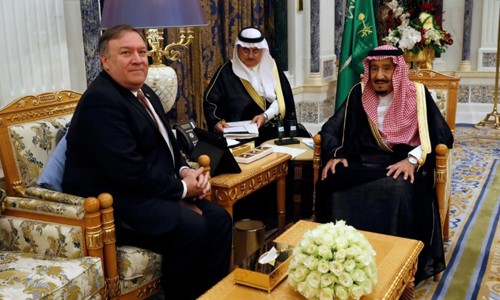 Ngoại trưởng Mỹ Mike Pompeo gặp gỡ Nhà vua Salman bin Abdulaziz Al Saud ngày 16/10 tại Riaydh Ảnh: Reuters