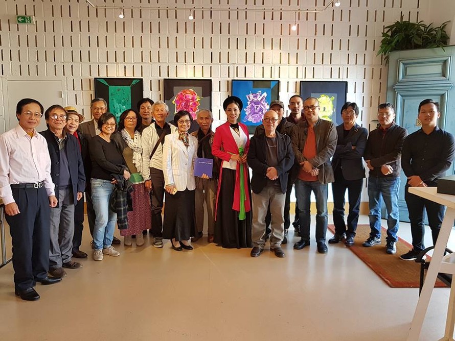 Các họa sĩ cùng những người làm văn hóa ở Pháp và Việt kiều tại phòng triển lãm 
