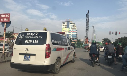 Xe cấp cứu gắn biển Hà Sơn lưu thông trên đường Trường Chinh, Hà Nội