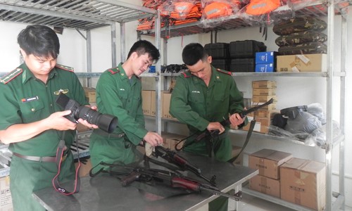 Trinh sát và chiến sĩ Đoàn 2 kiểm tra vũ khí, trang bị trước khi lên đường làm nhiệm vụ 
