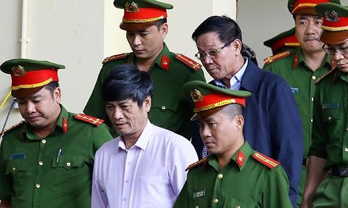 Bị cáo Phan Văn Vĩnh, Nguyễn Thanh Hóa được dẫn giải tới tòa trong ngày xét xử thứ hai, 13/11 ảnh: Như Ý