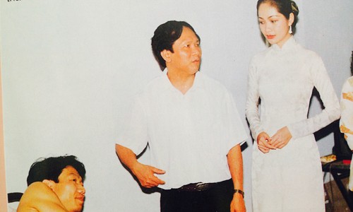 Hoa hậu Nguyễn Thiên Nga cùng tác giả đến thăm anh thương binh trẻ