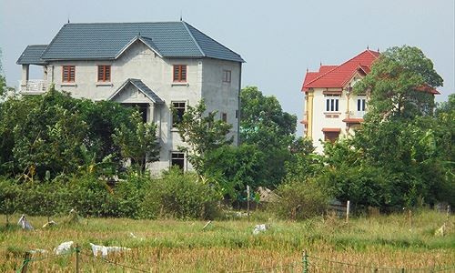 Hai căn biệt thự xây dựng trên đất nông nghiệp ở xã Xuân Thu. Ảnh: Nguyễn Thắng