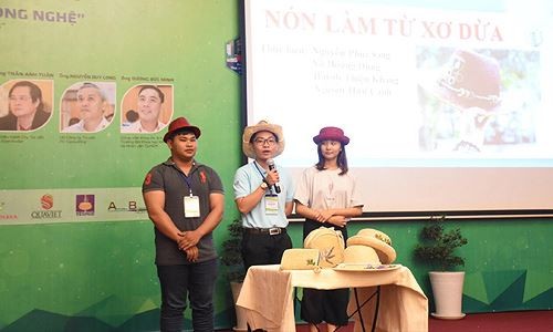 Nguyễn Phúc Sang (ở giữa) cùng các cộng sự thuyết trình về dự án “Nón làm từ xơ dừa” tại cuộc thi“ Ý tưởng kinh doanh - Business ideas 2017” Ảnh: NVCC