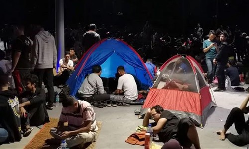  CĐV Malaysia dựng lều trại chờ mua vé 