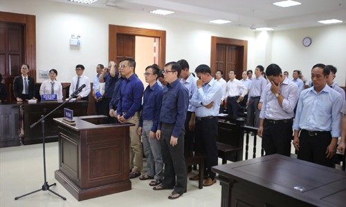 Phiên xử sang ngày thứ hai với phần thẩm vấn bị cáo và cá nhân, đơn vị liên quan Ảnh: Tân Châu 