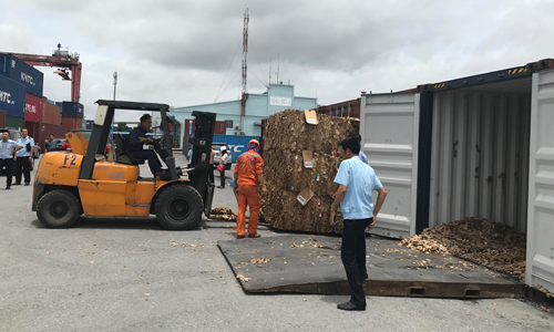 Hải quan Hải Phòng kiểm tra các container phế liệu tồn đọng tại cảng Đình Vũ 