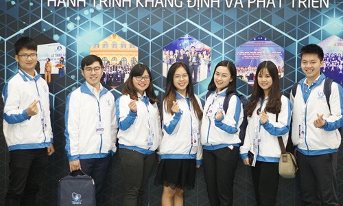 Nguyễn Thị Hà Giang (thứ 2, từ phải sang) tại ĐH Hội SVVN lần thứ XẢnh: NVCC