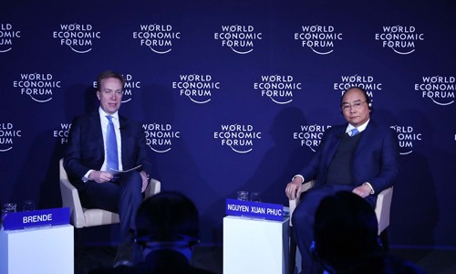 Thủ tướng Nguyễn Xuân Phúc và Chủ tịch WEF Borge Brende tại buổi đối thoại ảnh: TTXVN