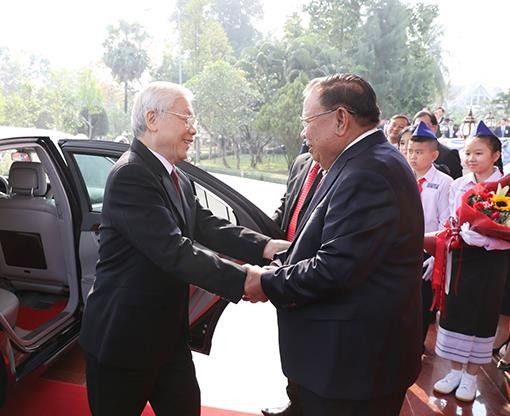 Tổng Bí thư, Chủ tịch nước Lào Bounnhang Volachith ra tận cửa xe nồng nhiệt chào đón Tổng Bí thư, Chủ tịch nước Nguyễn Phú Trọng. Ảnh: TTXVN