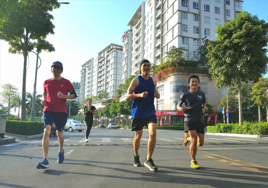 Các runner Sài Gòn hăng say luyện tập tại khu đô thị Sala trong một buổi sáng ảnh: Thùy Liên 