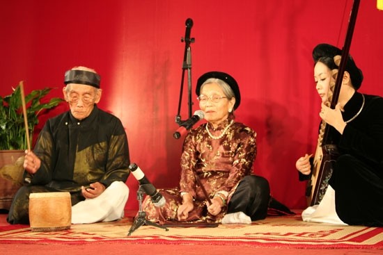 Nghệ nhân nhân dân Nguyễn Phú Đẹ (trái) và nghệ nhân Nguyễn Thị Chúc (giữa)