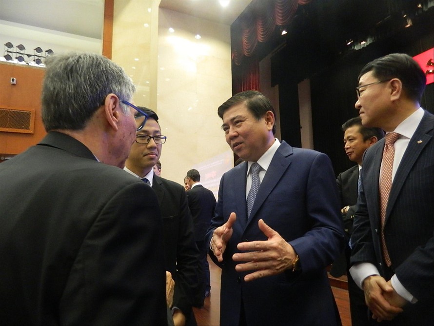 Chủ tịch UBND TPHCM Nguyễn Thành Phong trao đổi với lãnh đạo các hiệp hội doanh nghiệp nước ngoài