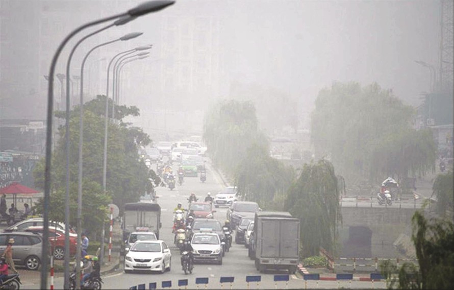 Không khí Hà Nội ô nhiễm do khói bụi giao thông và xây dựng