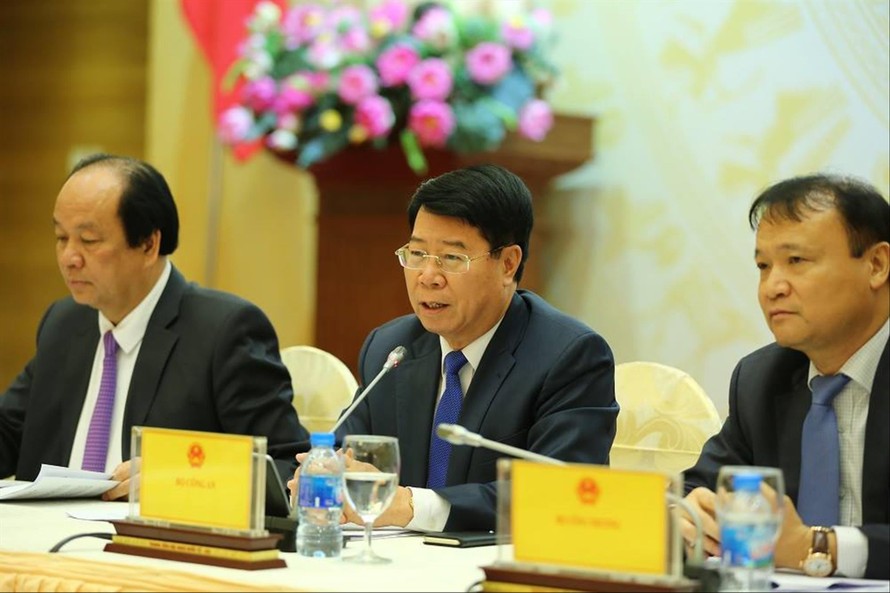 Thứ trưởng Bùi Văn Nam (ngồi giữa) trả lời câu hỏi của phóng viên