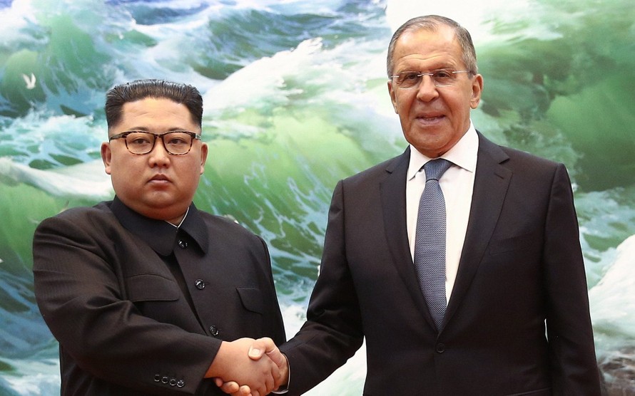 Nhà lãnh đạo Kim Jong-un gặp gỡ ngoại trưởng Nga Sergei Lavrov tại Bình Nhưỡng tháng 5/2018 Ảnh: TASS/GettyImages