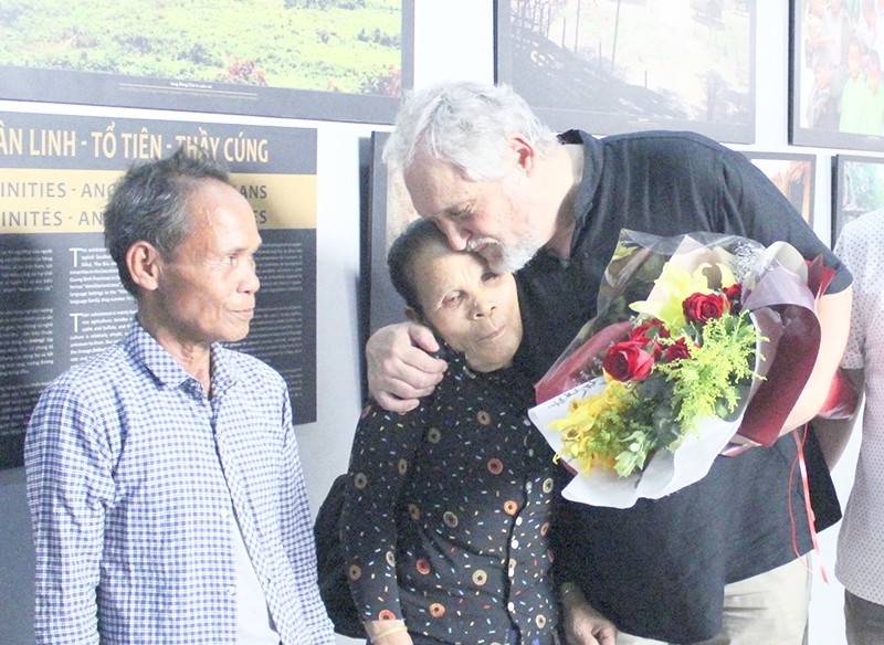 Trong buổi trưng bày ảnh tại Hướng Hóa, Giáo sư Vargyas Gábor luôn bên cạnh vợ chồng Pả Toàn, Pỉ Toàn-những người từng giúp đỡ ông trong công tác nghiên cứu từ 30 năm trước​