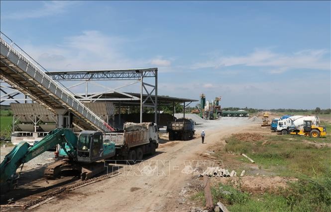 Thi công Dự án BOT cao tốc Trung Lương - Mỹ Thuận, Cty của Út "trọc" không dự thầu, không trực tiếp thi công dự án này nhưng vẫn được chủ đầu tư tạm ứng tiền thi công Ảnh: TTXVN