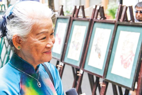 Họa sĩ Đặng Ái Việt trong một triển lãm của mình