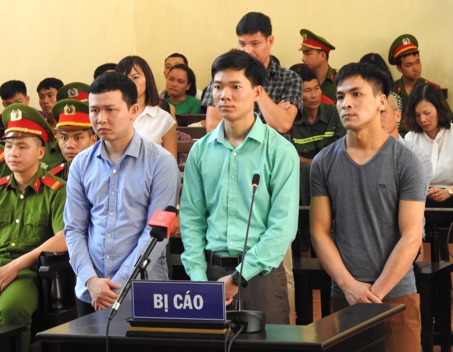 Bị cáo Hoàng Công Lương (giữa) tại phiên tòa xét xử ngày 7/5/2018. Ảnh: Anh Tuấn