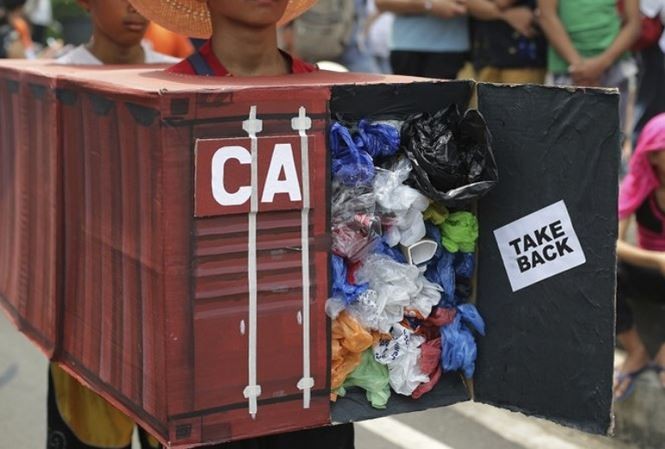 Các nhà hoạt động môi trường mang theo mô hình container rác biểu tình trước Đại sứ quán Canada cách đây 2 năm ảnh: AP