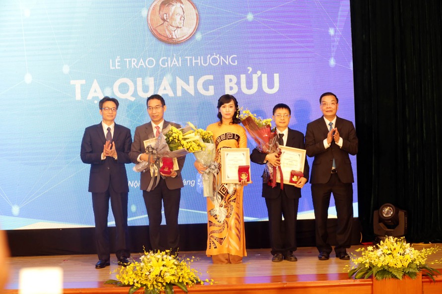 Phó Thủ tướng Chính phủ Vũ Đức Đam và Bộ trưởng Bộ Khoa học và Công nghệ trao giải thưởng cho ba nhà khoa học nhận giải Tạ Quang Bửu 2019 