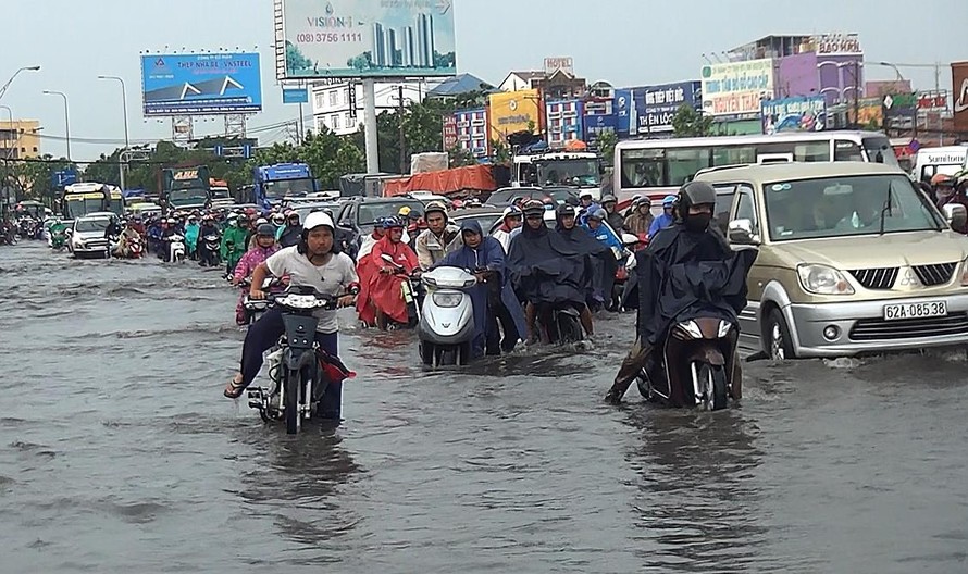 Người dân TPHCM ngày ngày phải đối mặt với những khó khăn do triều cường, ngập lụt. Ảnh: GT