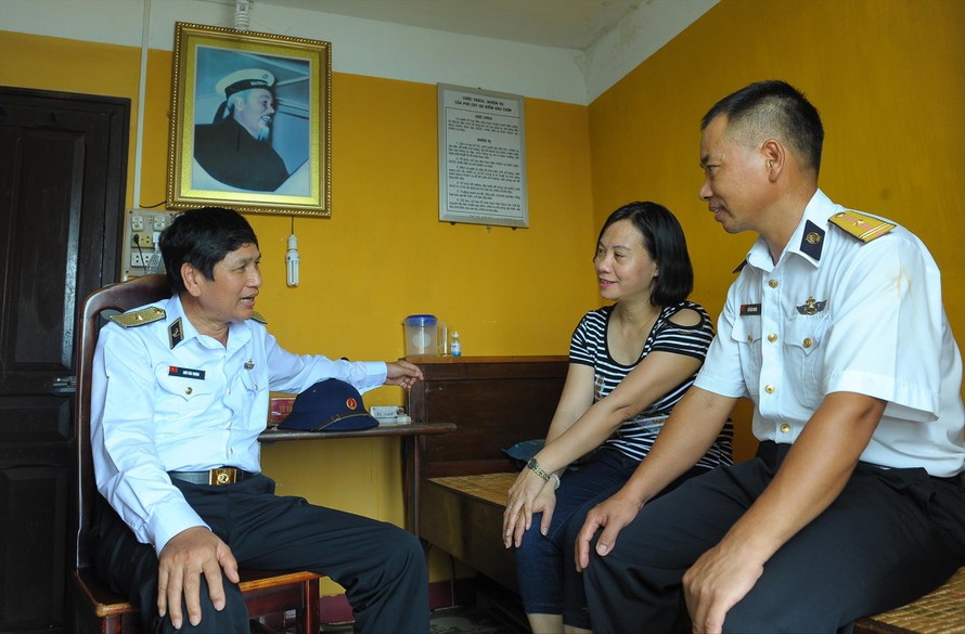 Chuẩn đô đốc Ngô Văn Thuân, Phó Chủ nhiệm Chính trị Quân chủng Hải quân gặp gỡ hai vợ chồng chị Hương - Minh Ảnh: Xuân Tùng 