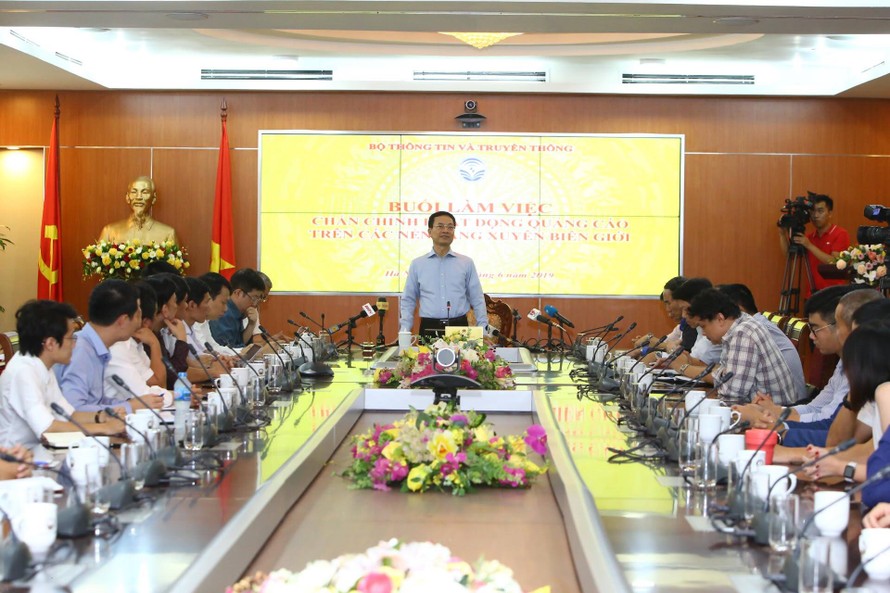 Bộ trưởng Nguyễn Mạnh Hùng cùng các đại biểu họp với một số doanh nghiệp, cơ quan liên quan đến hoạt động quảng cáo của Google tại Việt Nam chiều qua (25/6)