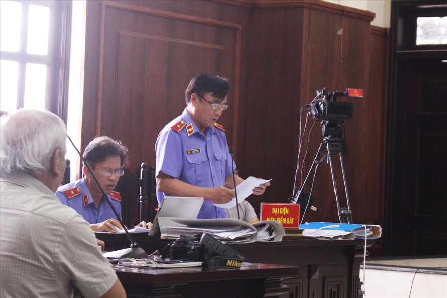 Trong phần tranh luận, đại diện VKS giữ nguyên quyết định kháng nghị 1 phần bản án đối với tội Buôn lậu của bị cáo Trần Thị Dung và Trương Huy Liệu ảnh: G.T 