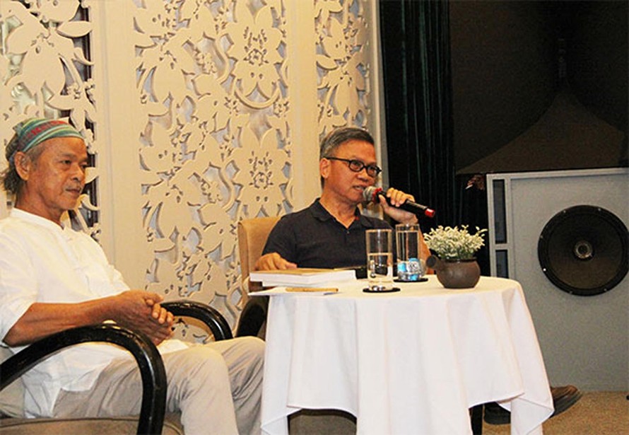 Tác giả Nguyễn Hữu Liêm - bìa phải - cùng nhà thơ Inrasara trò chuyện về cuốn sách tại TPHCM ngày 8/7/2019