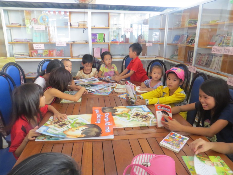 Trẻ em đọc sách tại Đủng Đỉnh Đọc