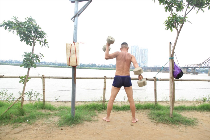 Tập luyện thể thao bên sông Hồng Ảnh: NGUYỄN MẠNH HÀ 