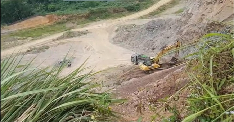 Cảnh khai thác đất trái phép tại đồi Ba Mào (Quang Sơn) ngày 16/6 (Ảnh cắt từ clip)