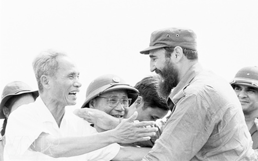 Hình ảnh cảm động và thân thiết của Thủ tướng Phạm Văn Đồng và Fidel Castro tại Quảng Trị tháng 9/1973