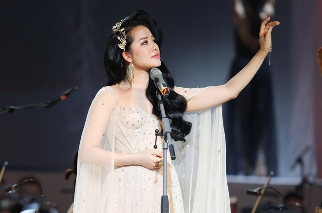 Dung diện 6 bộ váy của Chung Thanh Phong trong đêm Trăng hát Ảnh: NVCC 