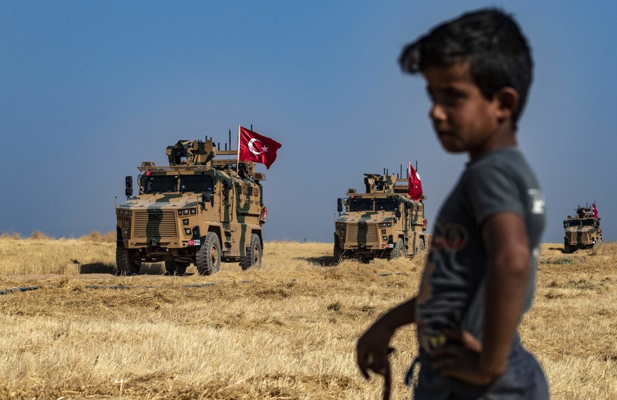 Đoàn xe quân sự của Thổ Nhĩ Kỳ di chuyển trên vùng đông bắc Syria trong tháng này, trong một chiến dịch tuần tra chung với lực lượng Mỹảnh: Getty Images 