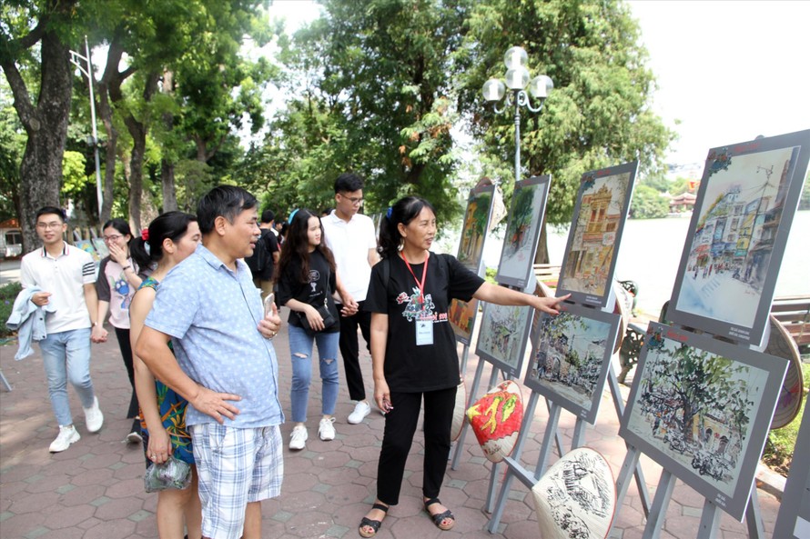 Triển lãm 300 tác phẩm của các họa sĩ quốc tế tham dự Hành trình Ký họa châu Á 2019 bên hồ Hoàn KiếmẢnh: N.M.Hà 