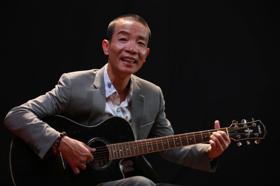 Nhạc sĩ Nguyễn Vĩnh Tiến là người dẫn chuyện trong liveshow đầu tiên của mình