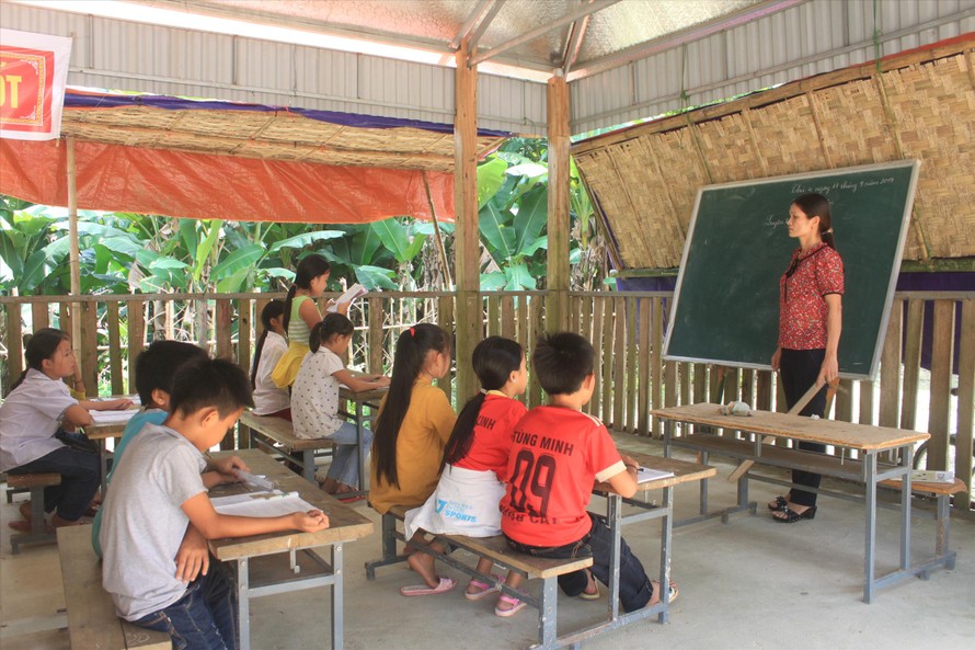 Cô trò Trường tiểu học và THCS xã Trí Nang, huyện Lang Chánh (Thanh Hóa) đang dạy, học ở phòng nứa lá, tạm bợ tại bản Năng Cát Ảnh: Hoàng Lam